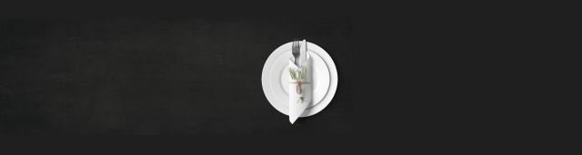 Assiette sur fond sombre